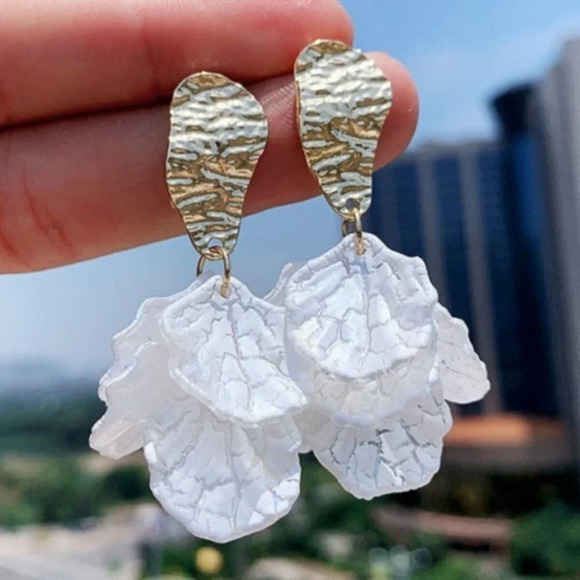 White Frosted Lucite Crackled Rose Flower Petals Hammered Gold Tone Earrings - Picture 1 of 9